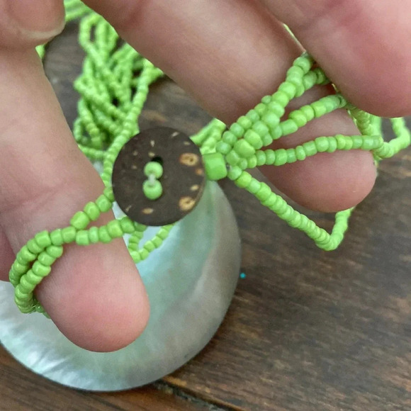 Beautiful shell and green seed bead necklace - Picture 6 of 6